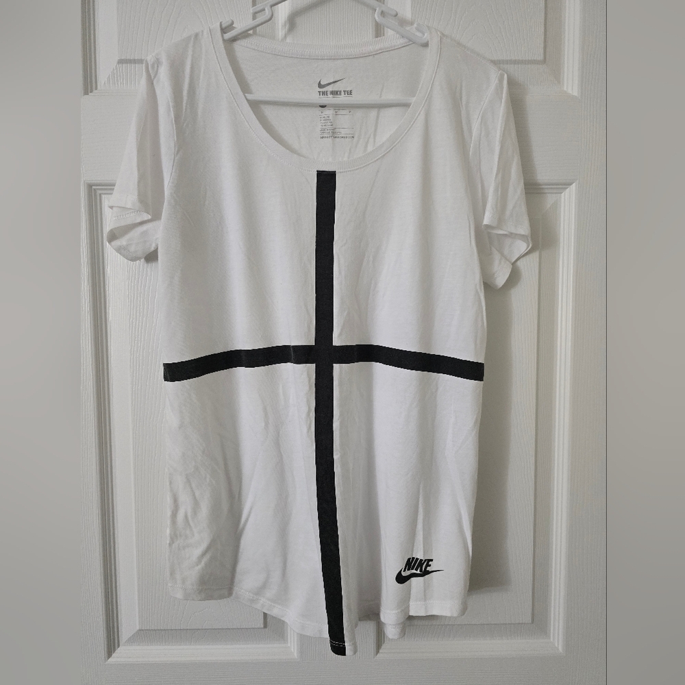 Nike White and Black Loose Graphic T-Shirt